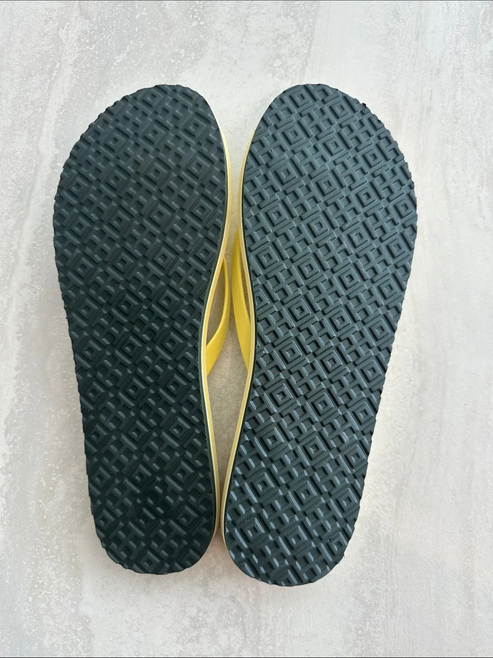Tory Burch Bright Yellow Logo Flip Sandals - size 8 - Picture 3 of 3